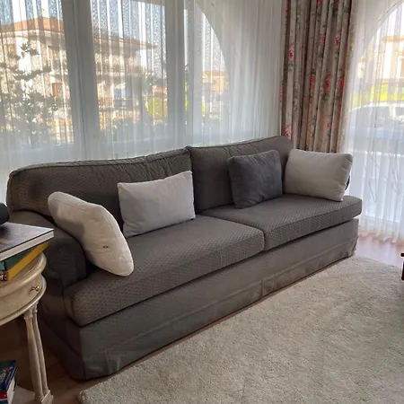 فيلة Oran House